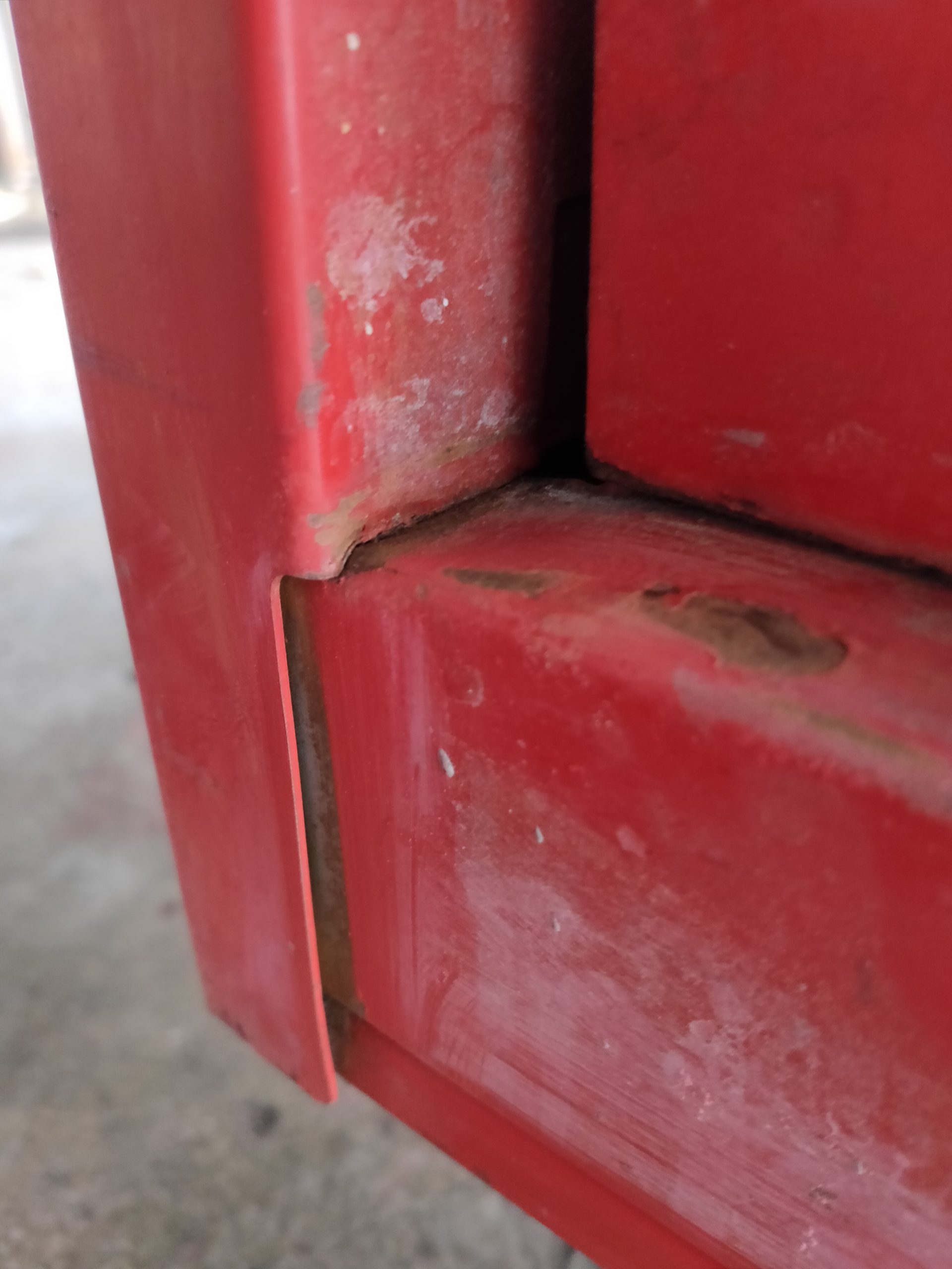 キャビネット（ツールチェスト）の錆を落として塗装する。